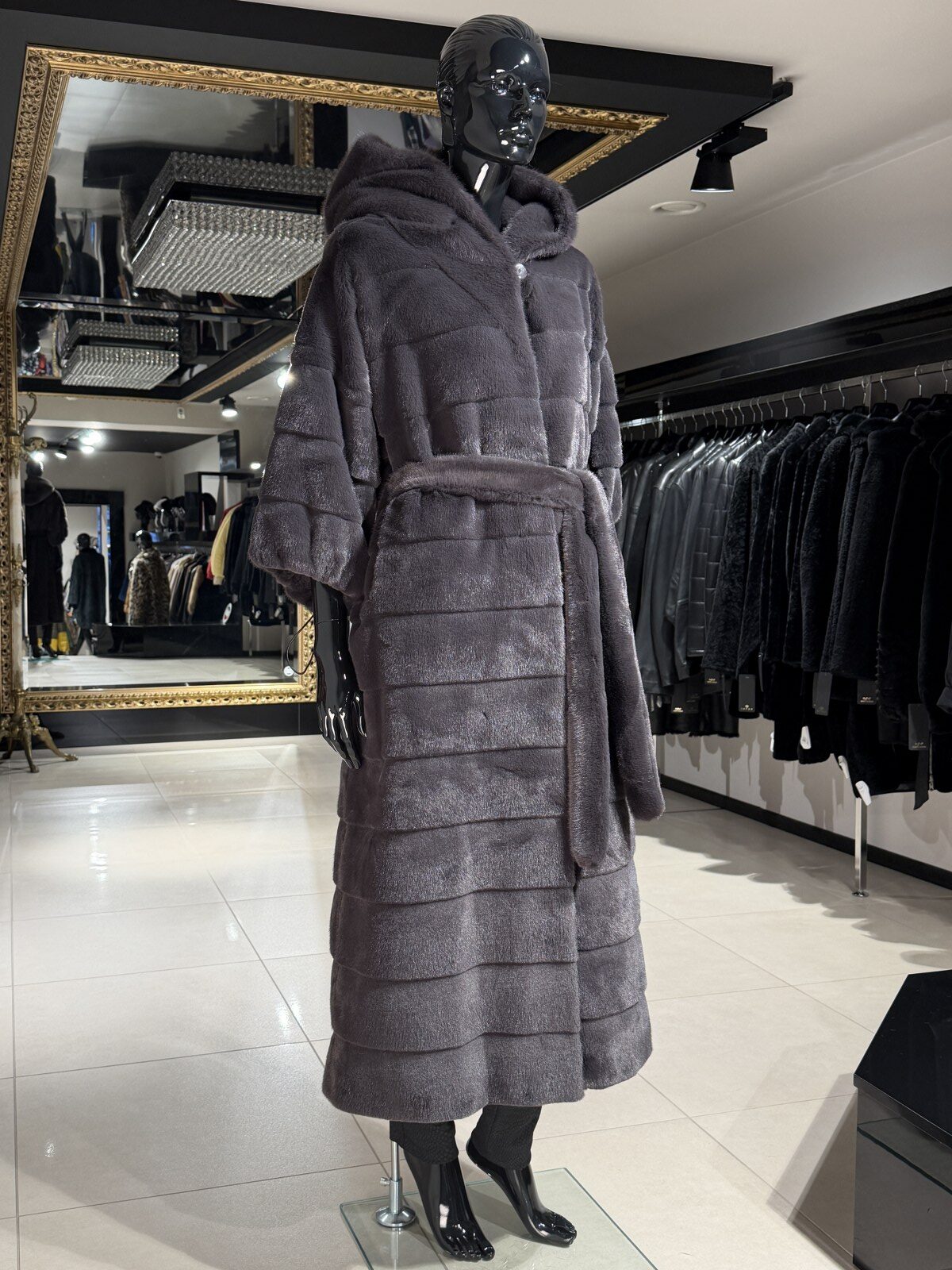 Pikk tumehall naaritsakarva imitatsiooniga kunstkarusnahast mantel vööga